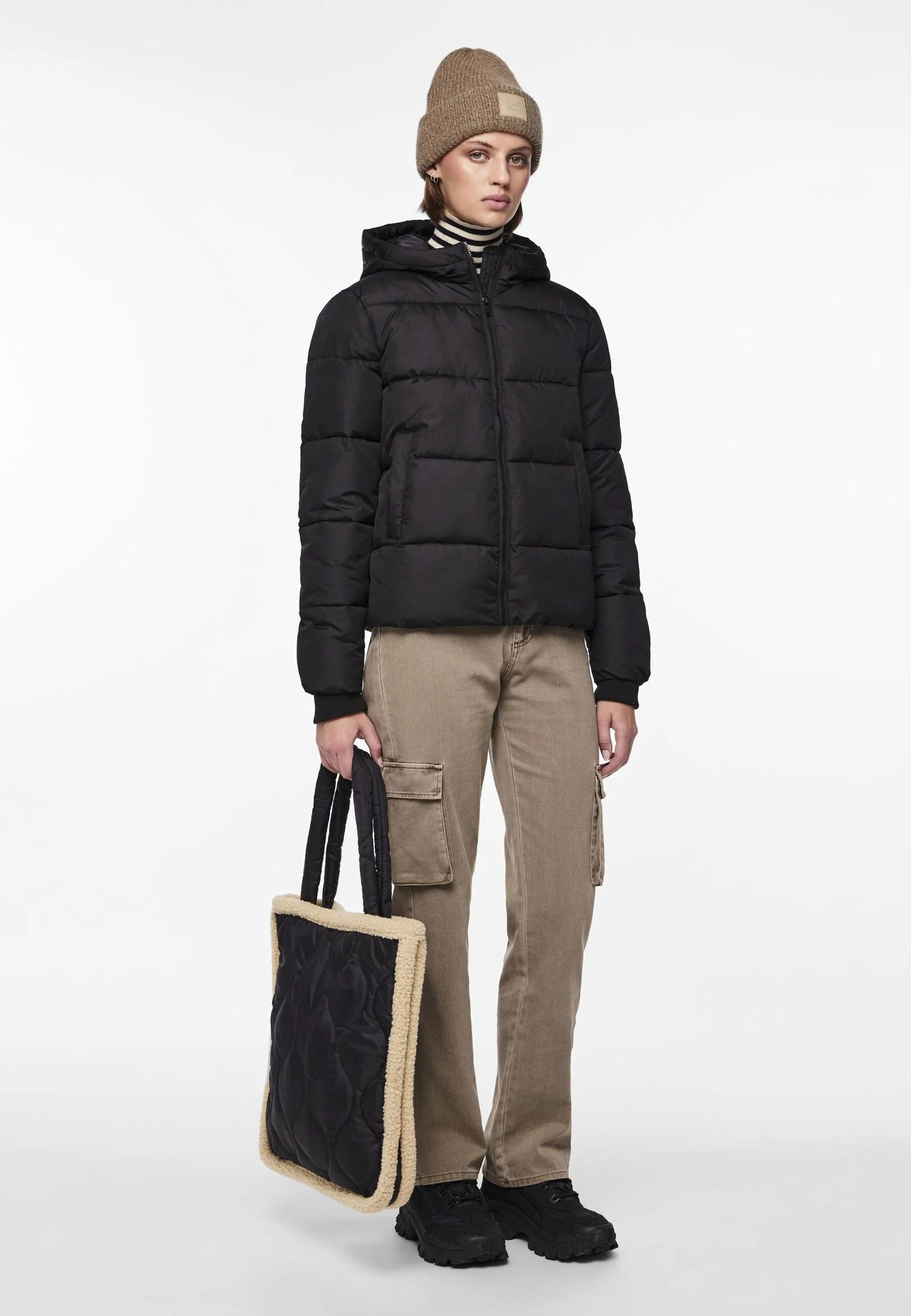 Puffer jacket with hood and zip pockets