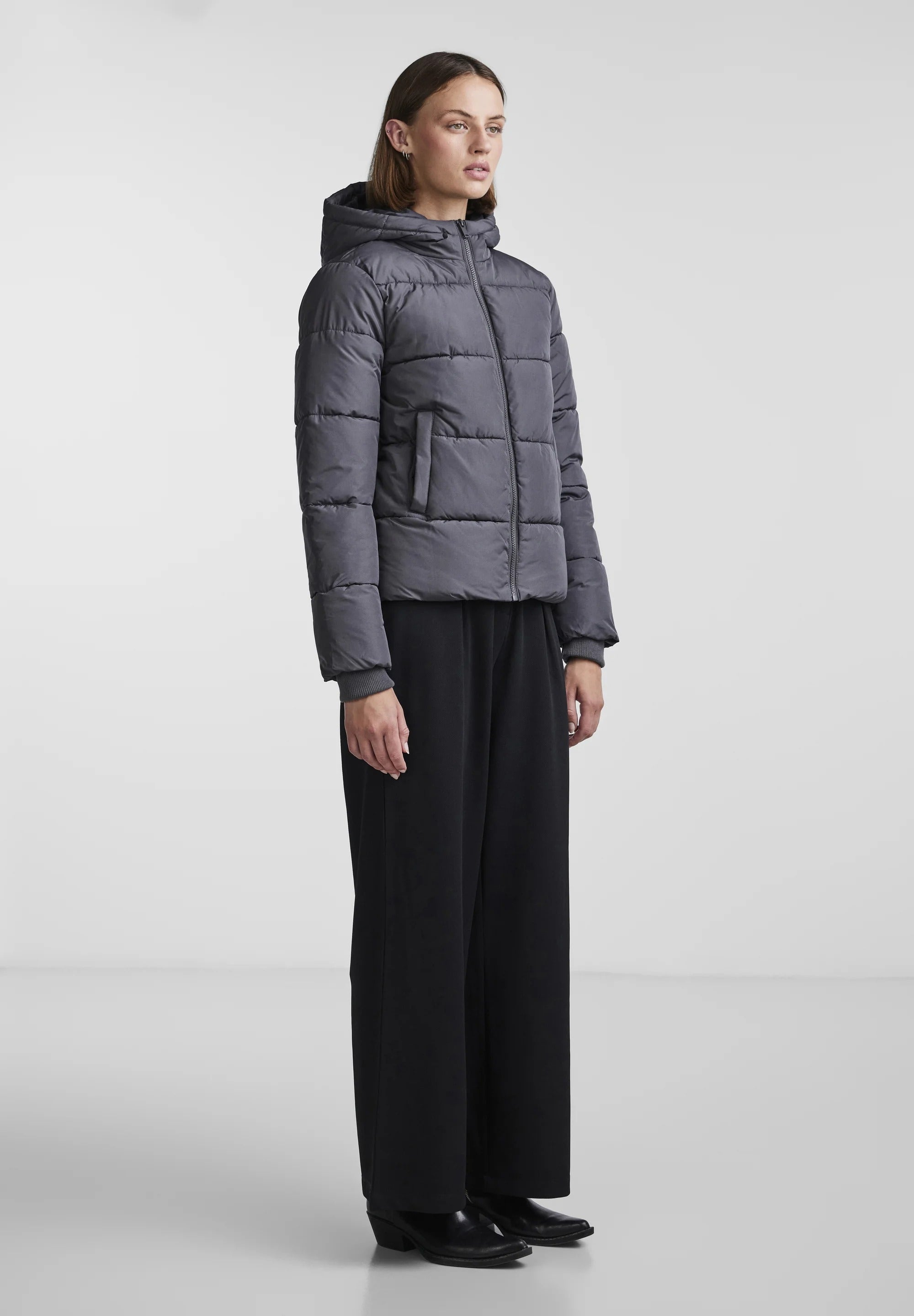 Puffer jacket with hood and zip pockets