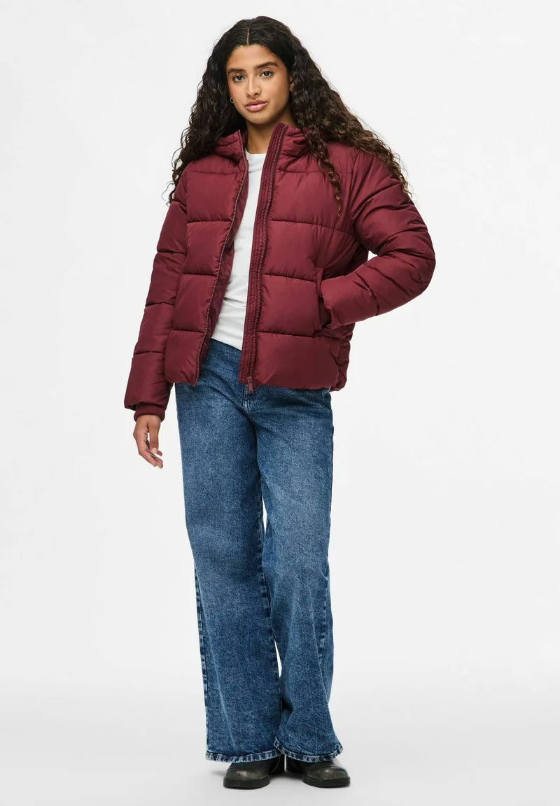 Puffer jacket with hood and zip pockets