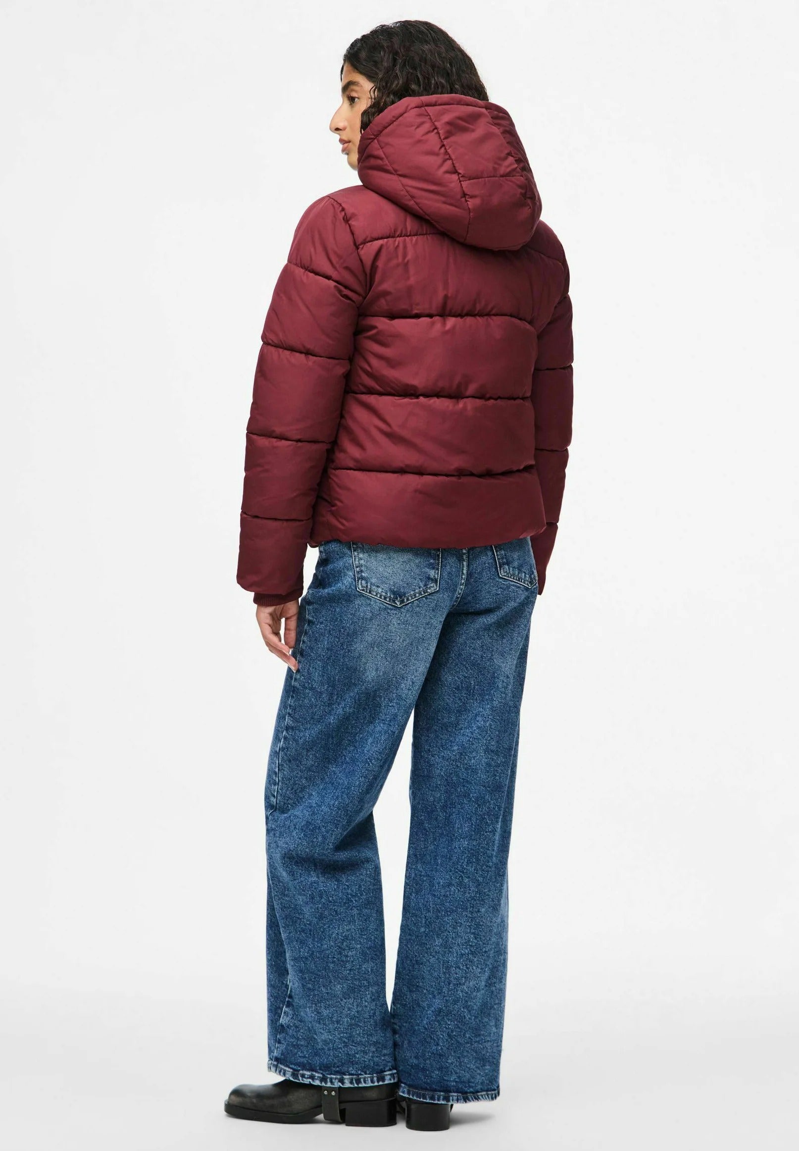 Puffer jacket with hood and zip pockets