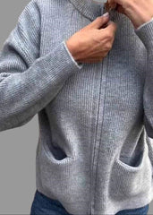 Knitted cardigan with zipper and pockets