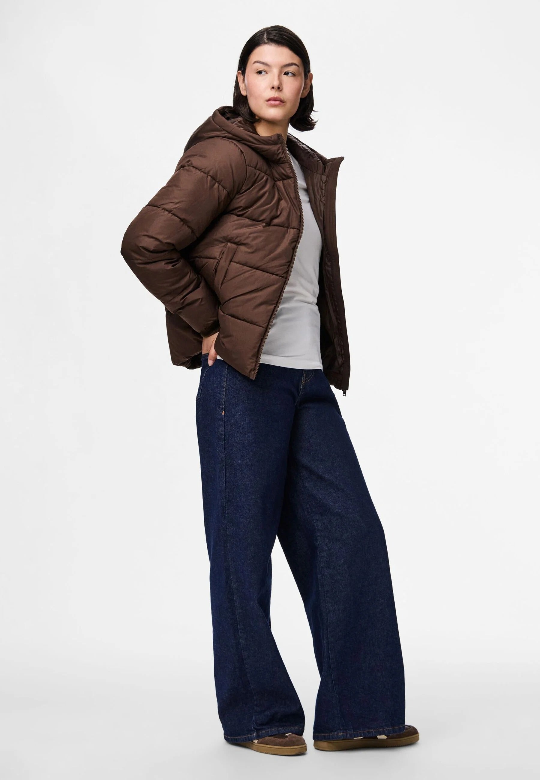 Puffer jacket with hood and zip pockets