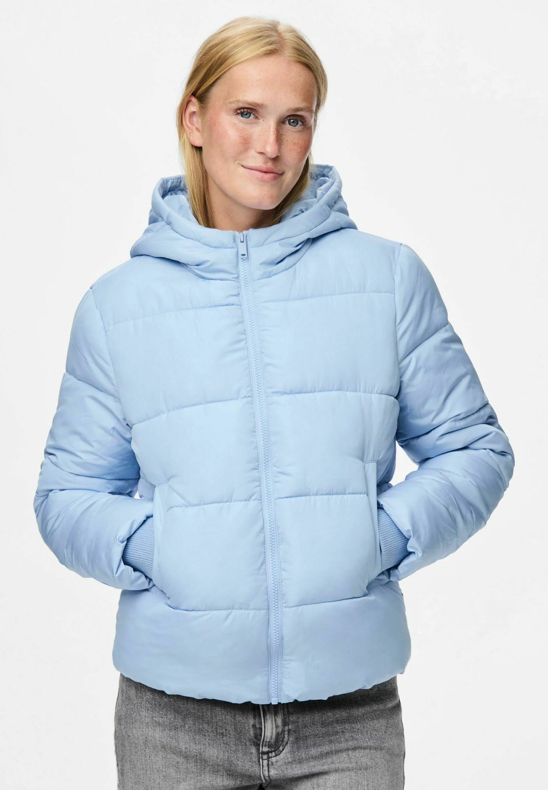 Puffer jacket with hood and zip pockets