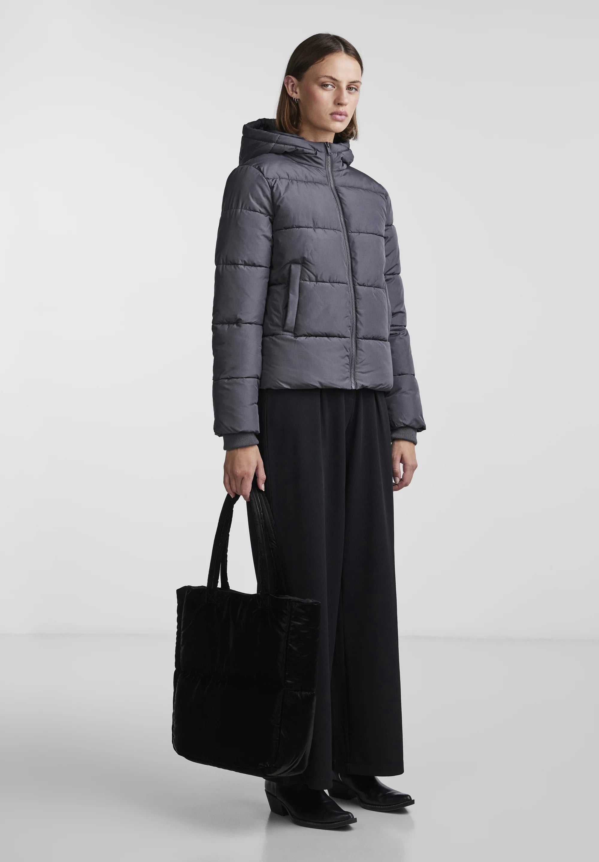 Puffer jacket with hood and zip pockets