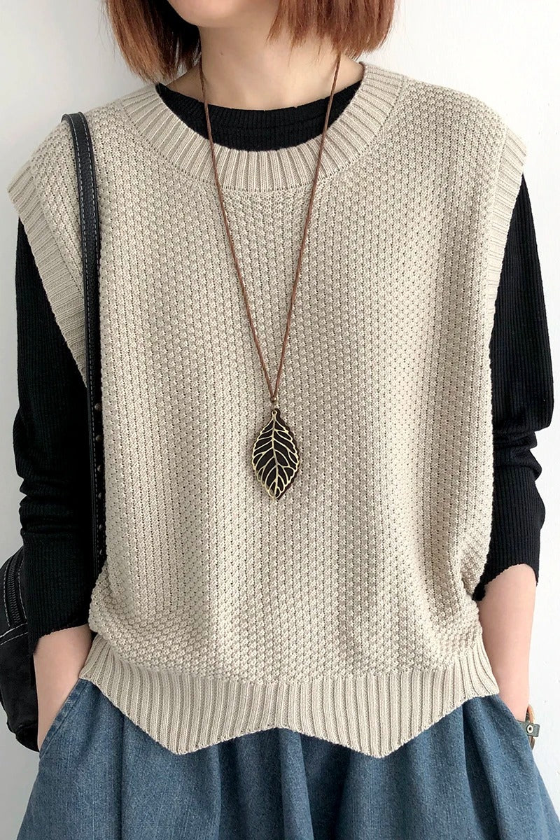 Knitted vest with structure and side slits