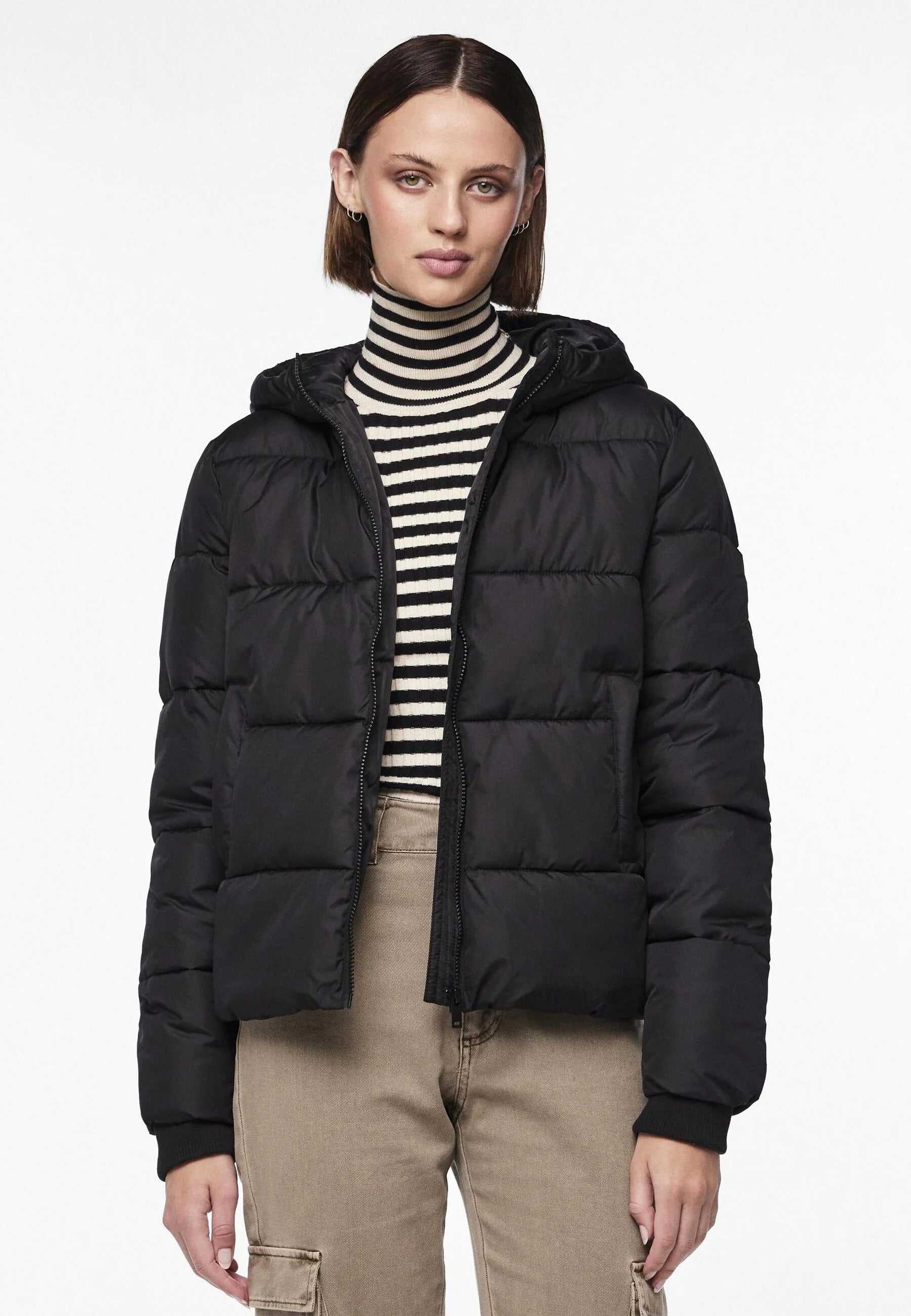 Puffer jacket with hood and zip pockets