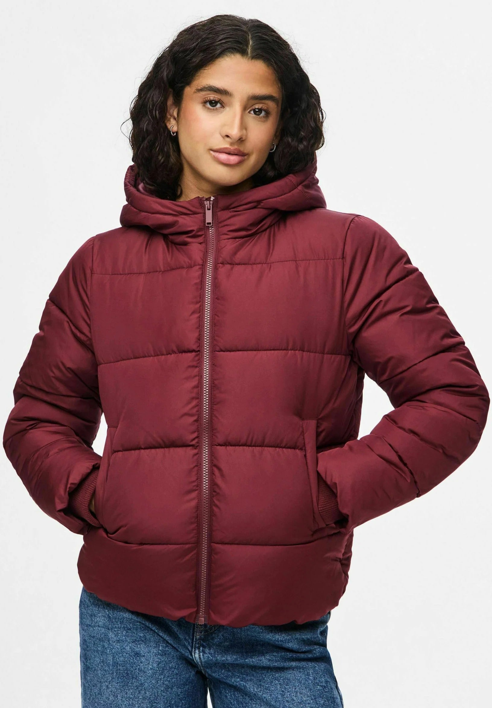 Puffer jacket with hood and zip pockets