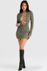 Stickad spetsklänning framtill med dragkedja baktill