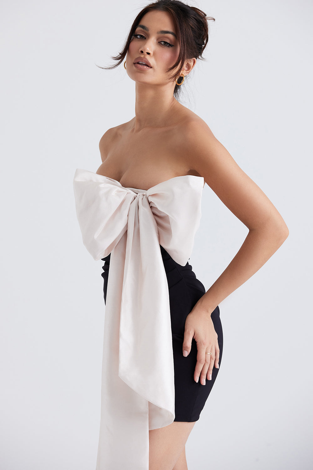 Svart miniklänning med elegant rosett