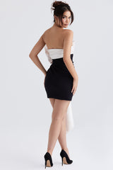 Svart miniklänning med elegant rosett