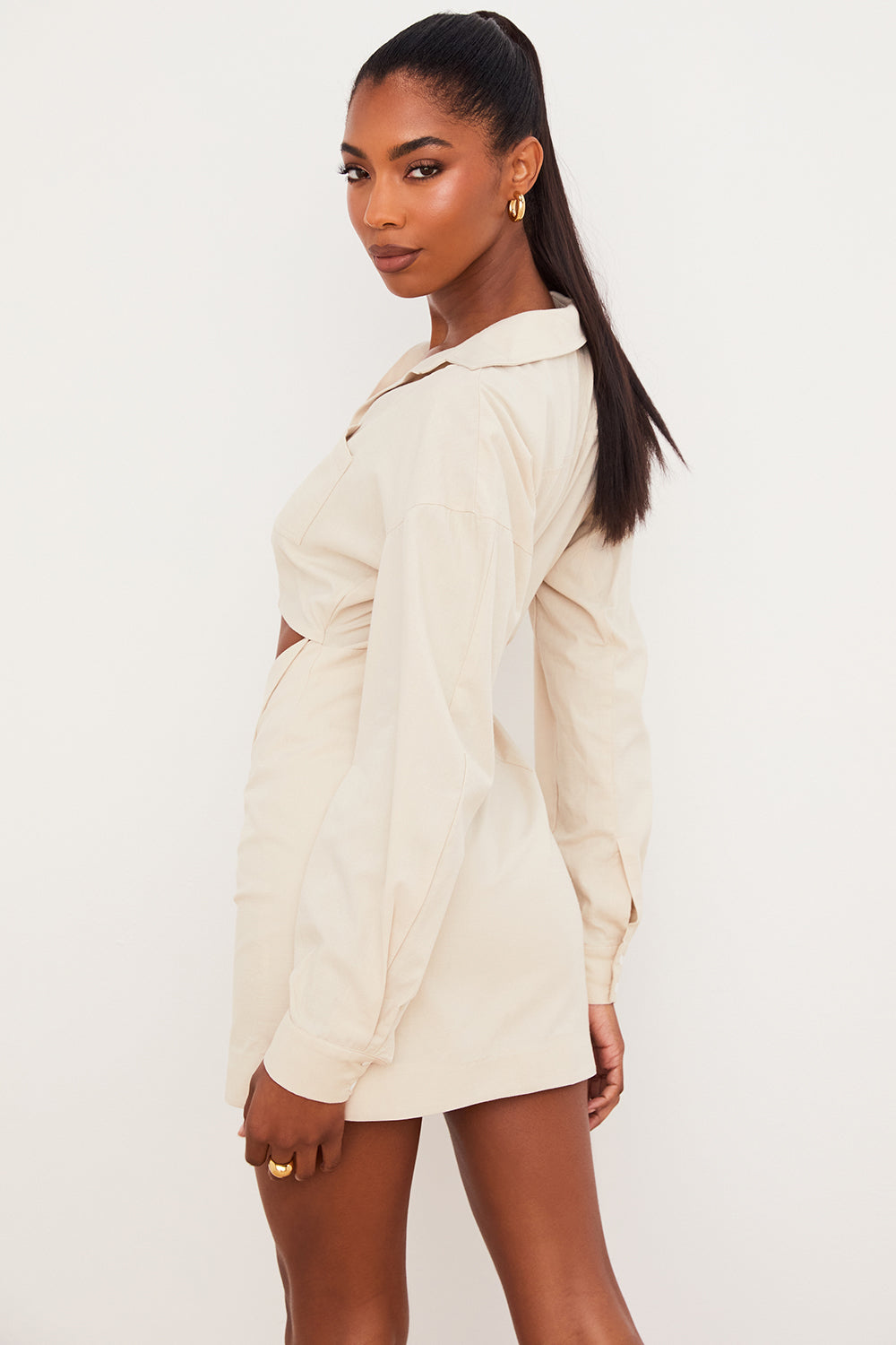 Beige skjortklänning med utskuren midja