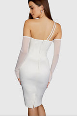 Långklänning i elfenbensfärgad satin med utskärning