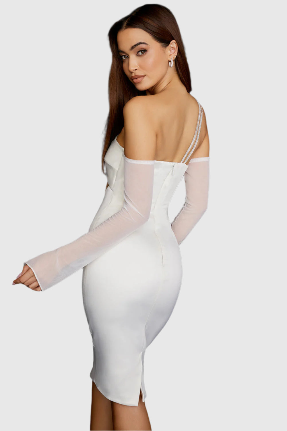 Långklänning i elfenbensfärgad satin med utskärning