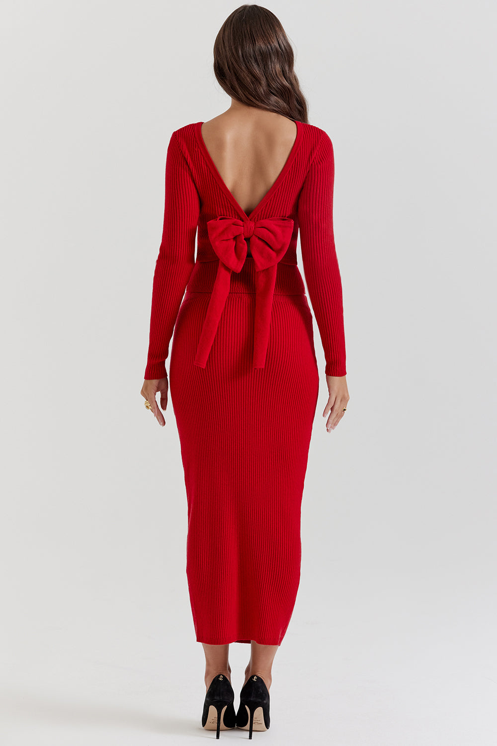 Röd kashmirtröja med rosett baktill och lång kjol