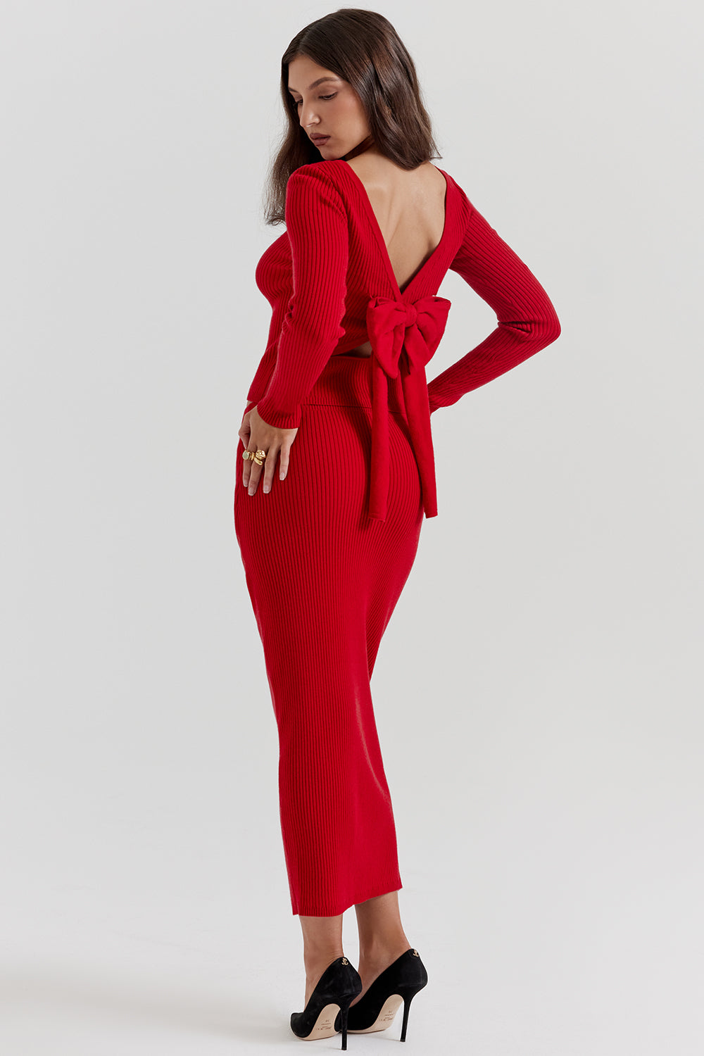 Röd kashmirtröja med rosett baktill och lång kjol