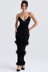 Djup svart långklänning med pälsdesign