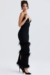 Djup svart långklänning med pälsdesign