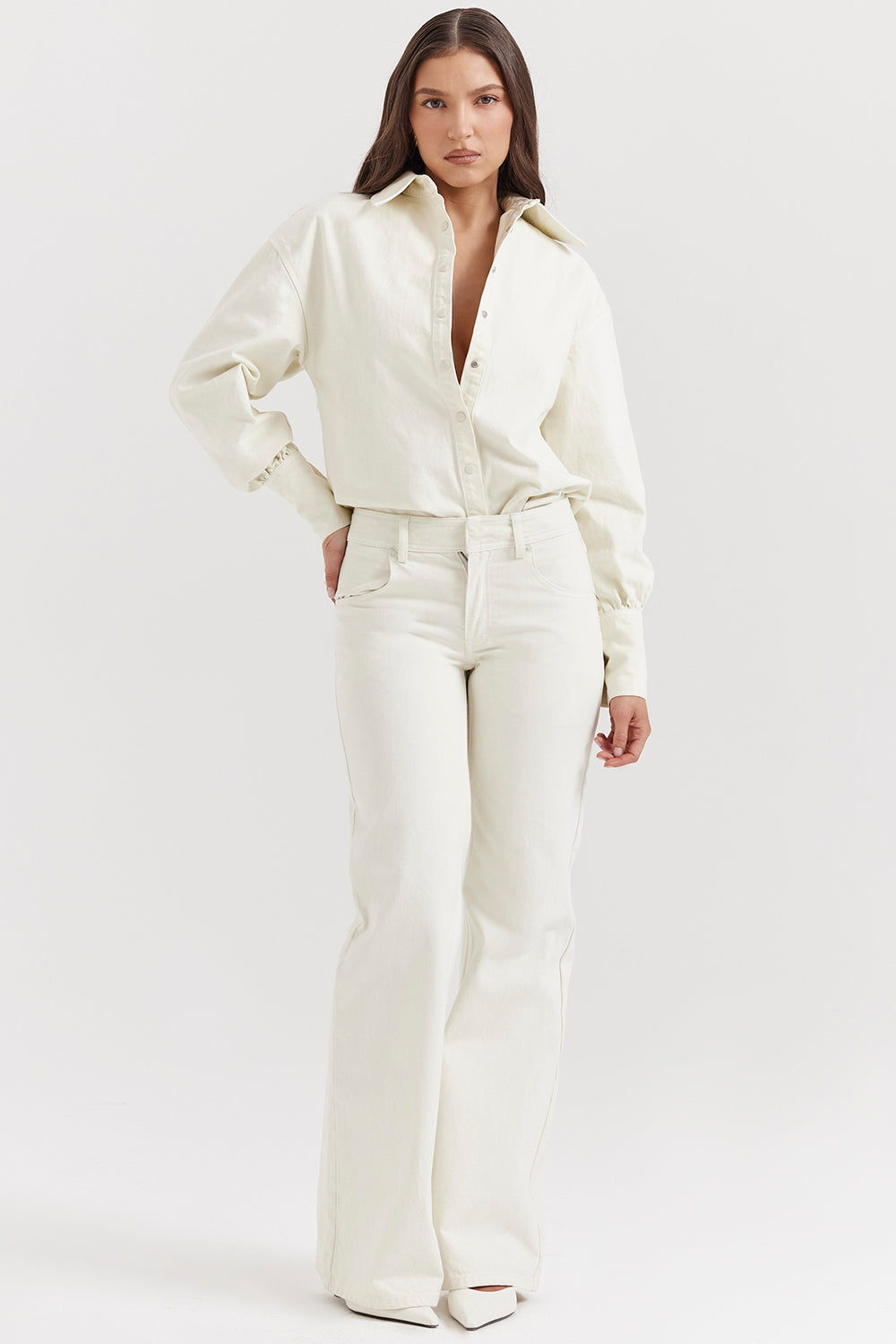 Stickad vit kofta med knappar och byxor