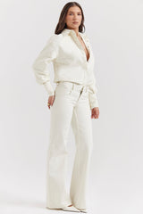 Stickad vit kofta med knappar och byxor