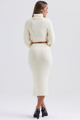 Kräm mjuk bouclestickad croppad tröja med kjol