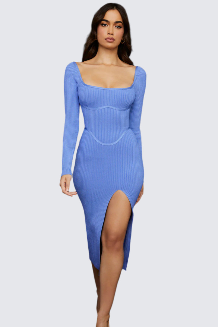 Blå stickad midiklänning med utskuret ben