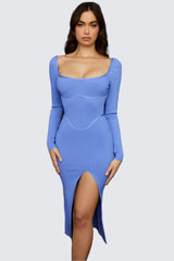 Blå stickad midiklänning med utskuret ben