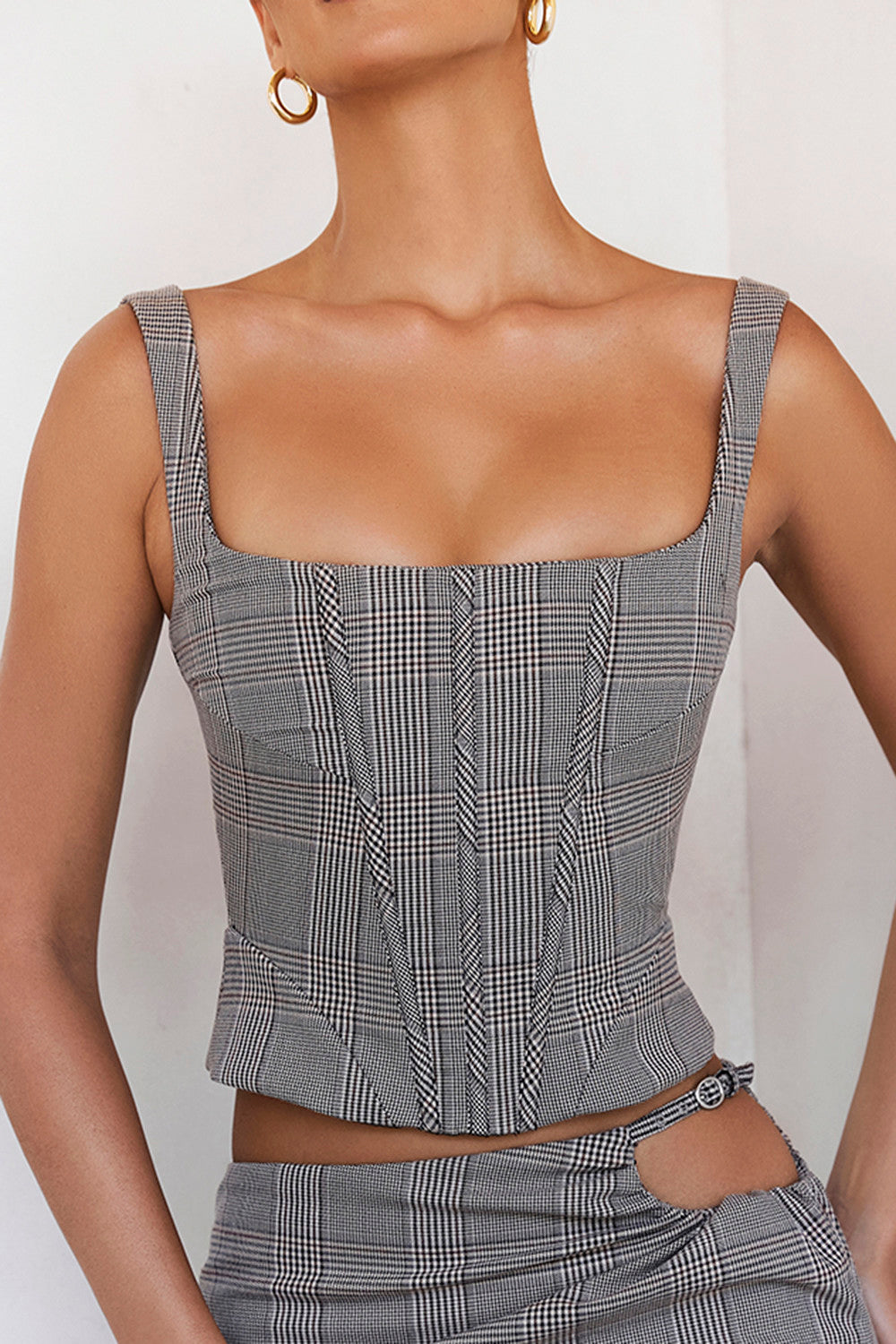 Monokromt rutig korsett med fyrkantig hals och minikjol med utskärning