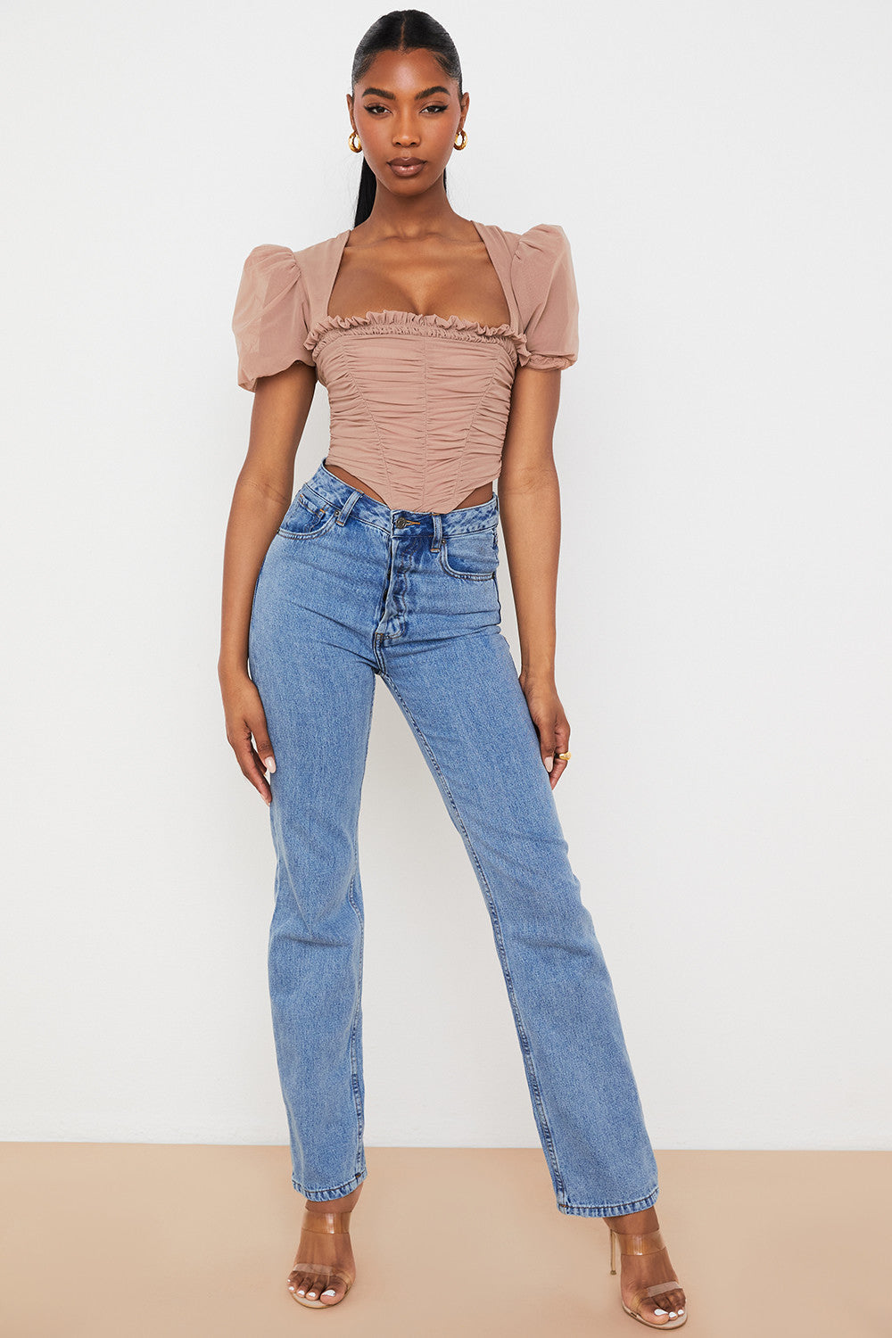 Korsett i brunt nät med puffärmar och veck