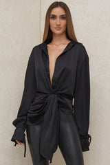 Lös draperad skjorta i svart satin