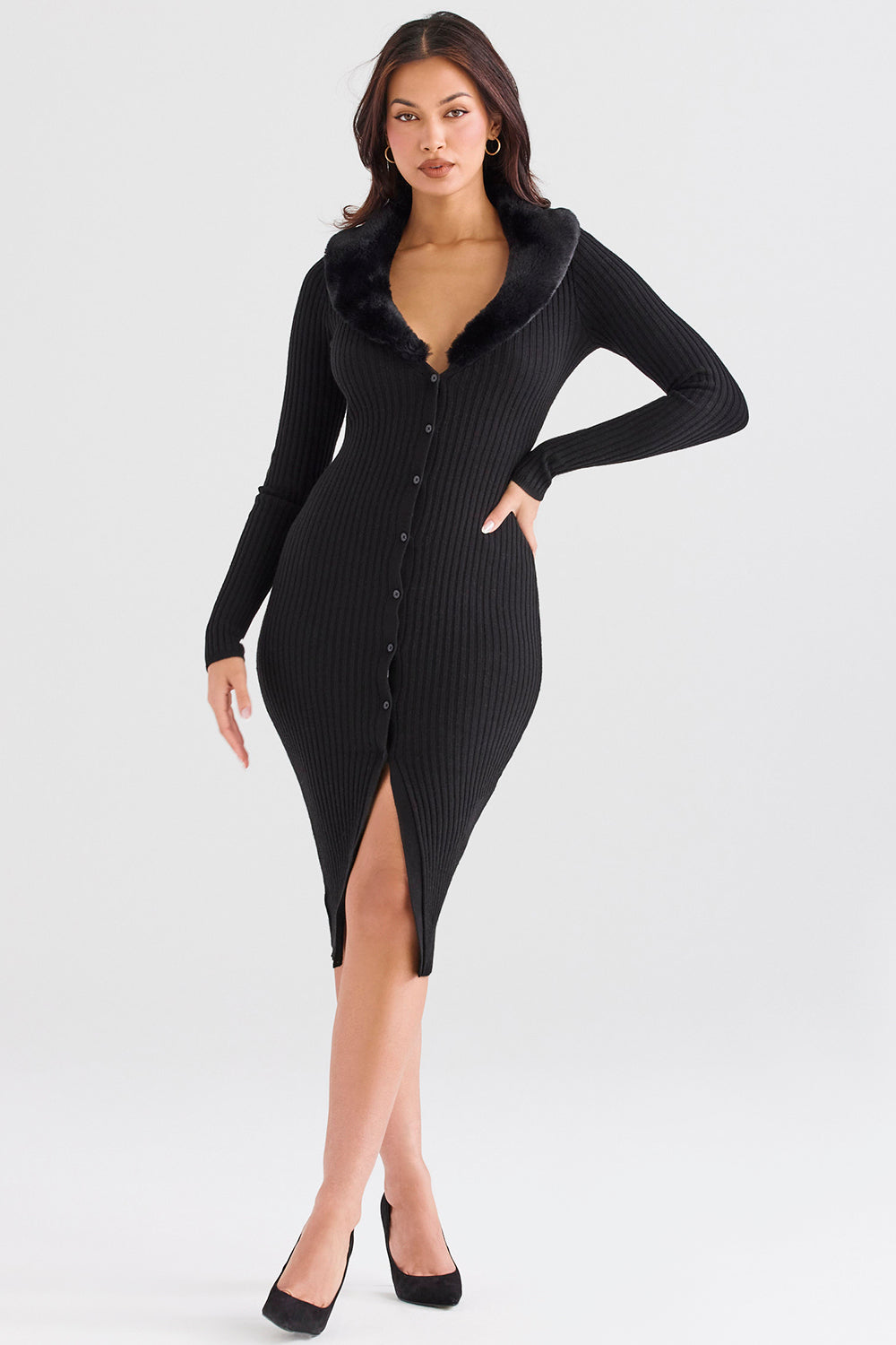 Svart klänning med nackpäls och knappar