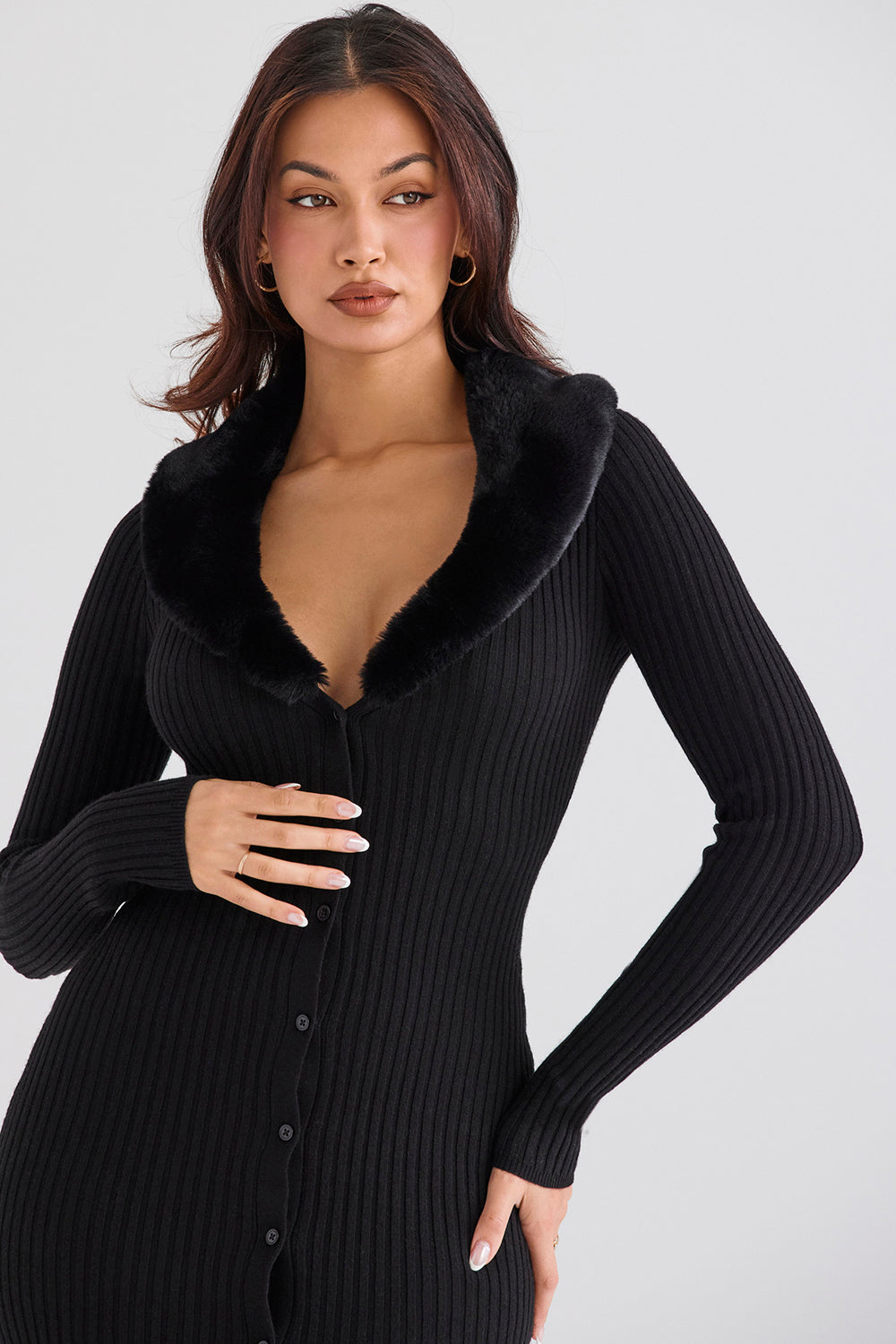 Svart klänning med nackpäls och knappar