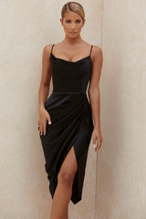 Elegant klänning av satin