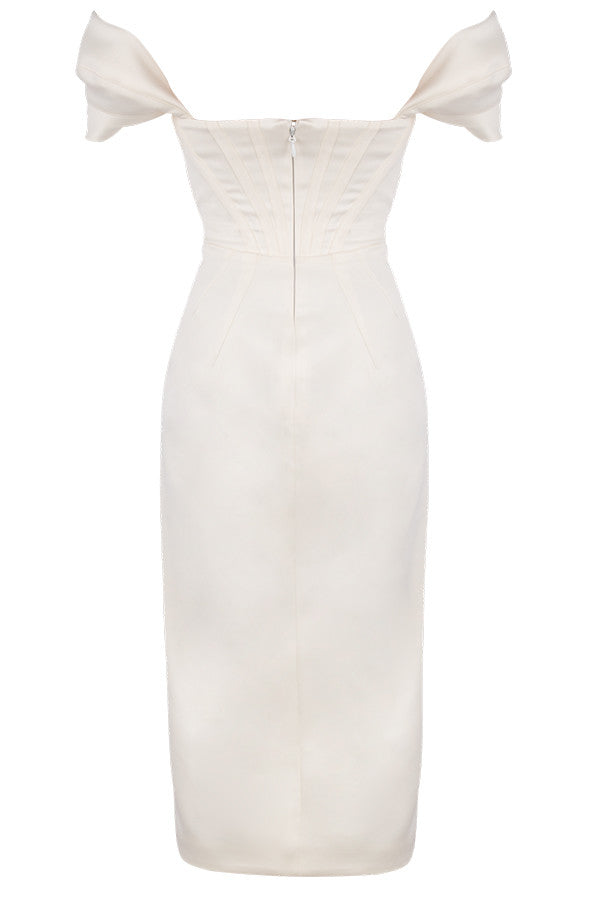 Elegant klänning med axelband i satin