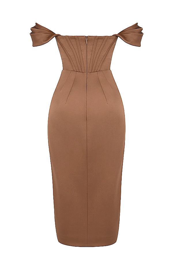 Elegant klänning med axelband i satin