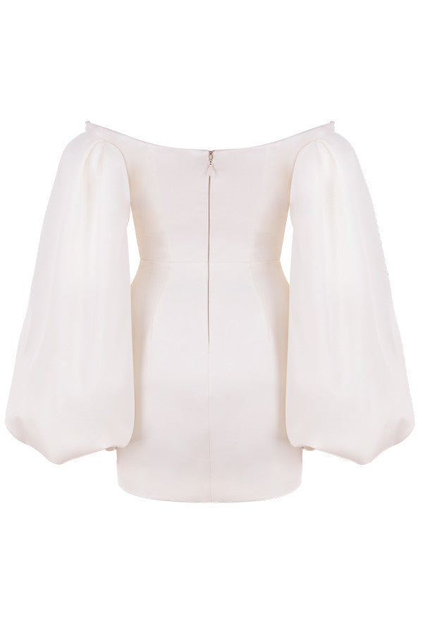 Vit miniklänning i satin med vida ärmar