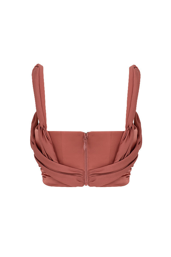 Roséfärgad satin med draperad halsringning