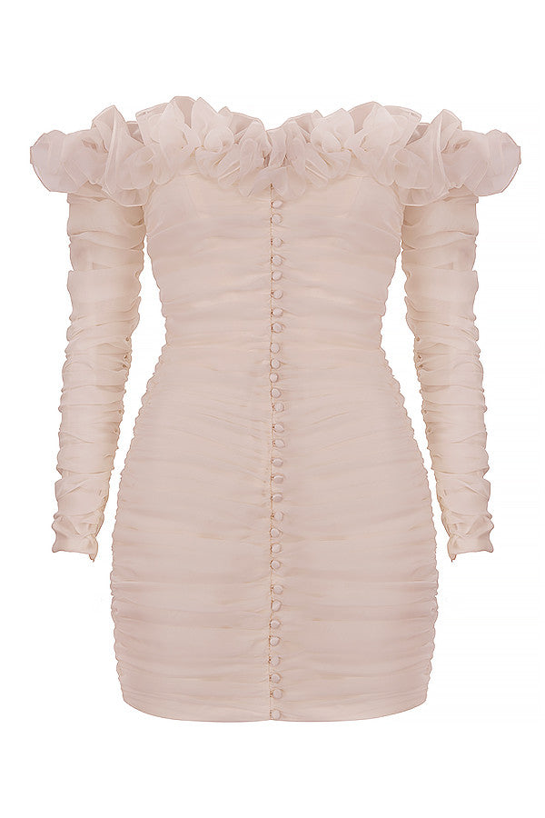 Axelbandslös klänning i elfenbensfärgad chiffong med volanger