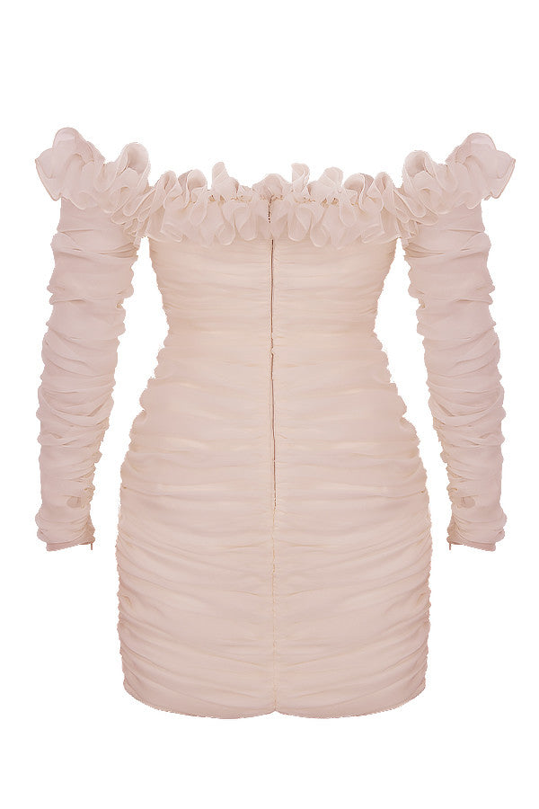 Axelbandslös klänning i elfenbensfärgad chiffong med volanger