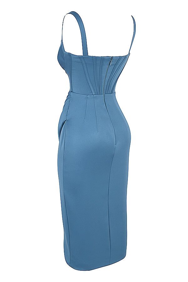 Miniklänning med öppen front och utskuret ben