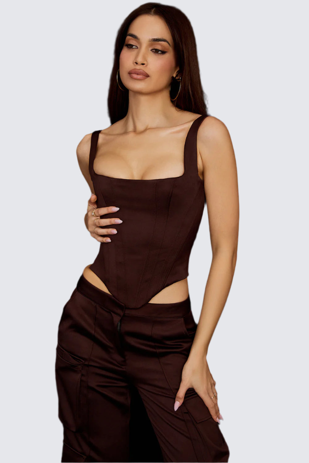 Lång korsett i choklad satin med cargo byxor