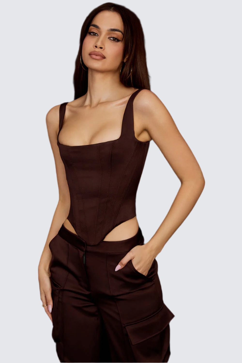 Lång korsett i choklad satin med cargo byxor