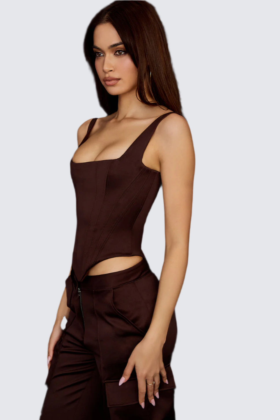 Lång korsett i choklad satin med cargo byxor