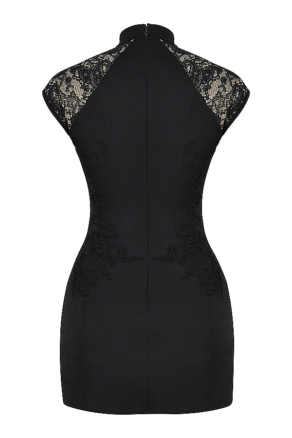 Svart broderad miniklänning med hög halsringning