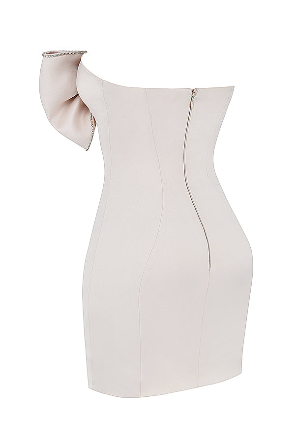 Axelbandslös miniklänning med elegant rosett