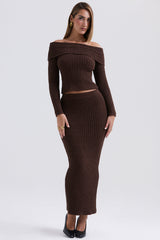 Stickad off shoulder-topp i choklad med lång kjol i bomull