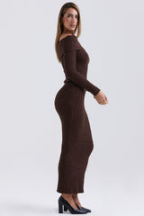 Stickad off shoulder-topp i choklad med lång kjol i bomull