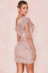 Miniklänning med en axel och spetsvolanger