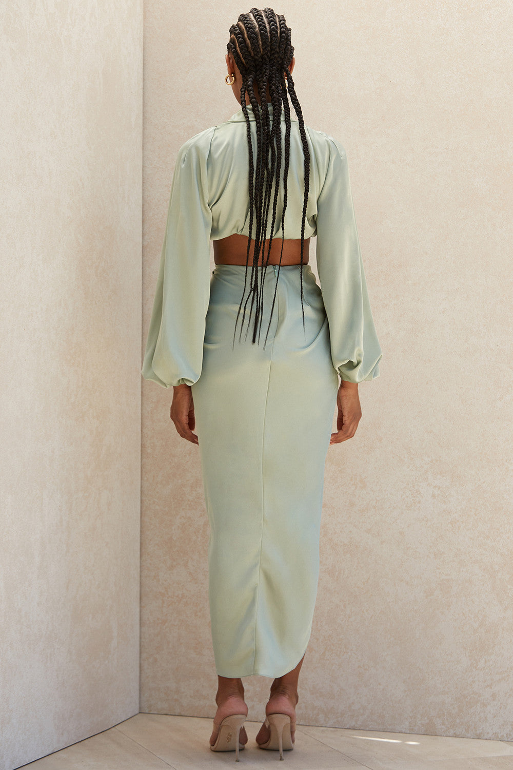 Utskärning blustop i satin och draperad kjol