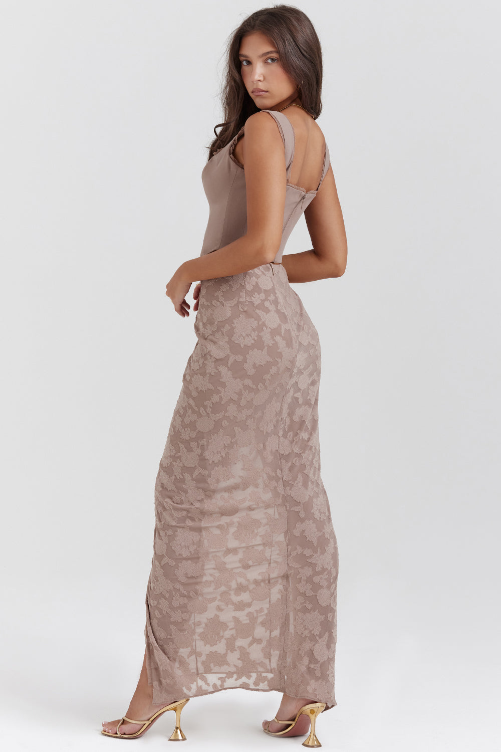 Korsett med spets framtill och kjol med utskuret ben